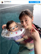 元人気グラドル45歳、1歳の我が子とプール遊び！　水着姿にファン感動