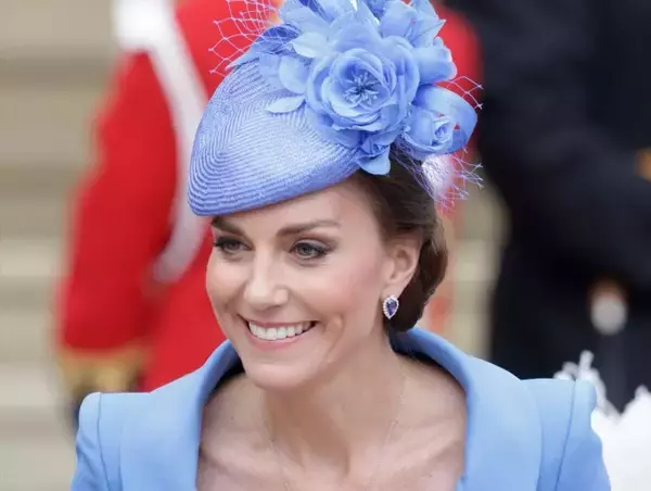キャサリン妃、全身ブルーのエレガントなコーデでガーター勲章授与式に