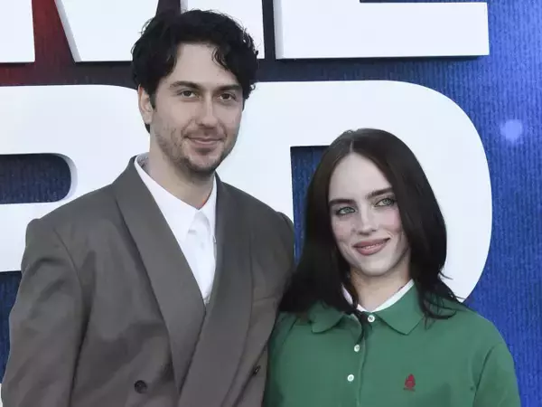 ビリー・アイリッシュ、噂の恋人ナット・ウルフとレッドカーペットデビュー