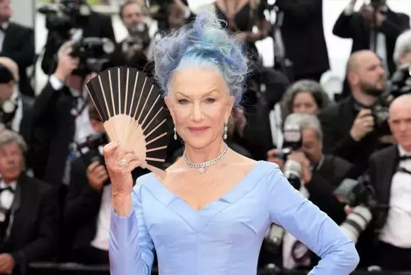 ヘレン・ミレン、髪から爪先まで青に染めた鮮烈ルック＜カンヌ国際映画祭＞