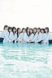 「発売前重版も決定　乃木坂46 5期生写真集、⻘春感満載！裏表紙ワチャワチャビジュアル＆秋元康帯コメント解禁」の画像1