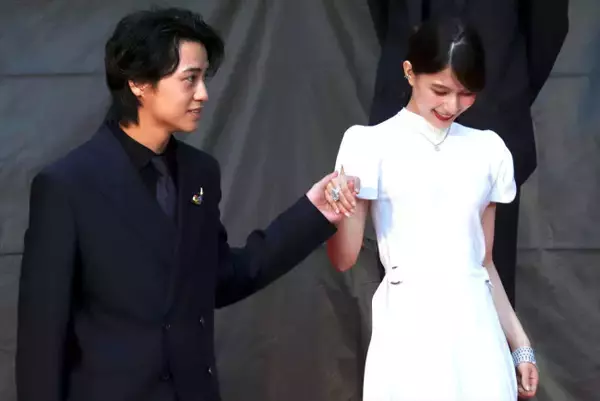 高橋海人、シックなスーツ姿で芳根京子をエスコート＜第38回東京国際映画祭＞