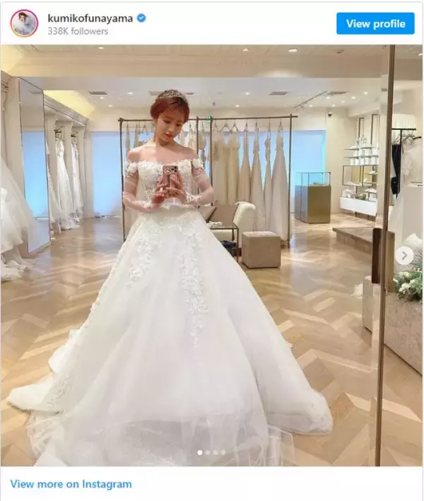 「3年越しの結婚式・“くみっきー”舟山久美子のウエディングドレス姿に「素敵すぎて眼福」」の画像