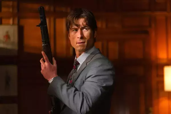 グレン・パウエル主演『大富豪になるための正しい殺し方』11.13公開　緊迫感とブラックユーモアが交錯する新感覚クライム・サスペンス