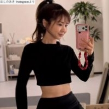 ほしのあき48歳、圧巻の美スタイルにネット騒然　へそ出しウェアで「朝活」　夫は13歳年下＆1児の母