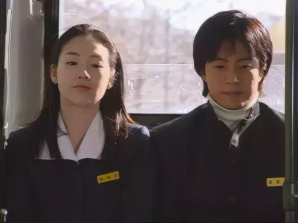 『映画 冬のソナタ 日本特別版』ペ・ヨンジュンがチェ・ジウを抱えて塀を乗り越える悶絶シーンが公開