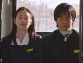 『映画 冬のソナタ 日本特別版』ペ・ヨンジュンがチェ・ジウを抱えて塀を乗り越える悶絶シーンが公開