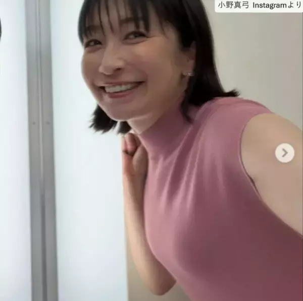 45歳美女タレント、ピンクのノースリーブ姿で抜群スタイル全開！　「可愛すぎる」　2002年のCMで大ブレイク