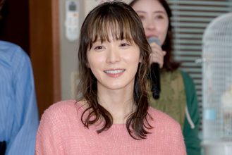『ダウンタイム』“沼田”松岡茉優、本編とギャップがかわいい　オフショットに「メロい」「見上げる姿かわいすぎ」の声