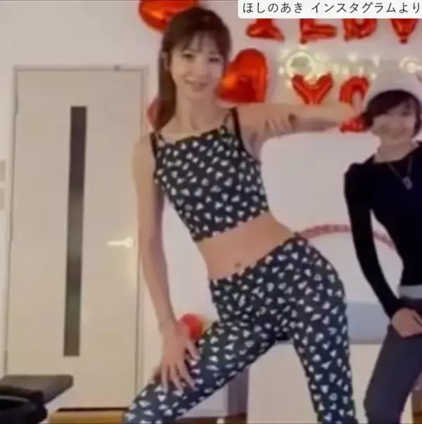 ほしのあき48歳、ミニ丈の全身ショットが「スタイル抜群」「美しすぎる」とネット衝撃　夫は13歳年下＆1児の母