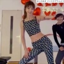 ほしのあき48歳、ミニ丈の全身ショットが「スタイル抜群」「美しすぎる」とネット衝撃　夫は13歳年下＆1児の母