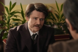 明日の『ばけばけ』秘密を抱える“ヘブン”トミー・バストウの目の前に“司之介”岡部たかしが姿を見せる