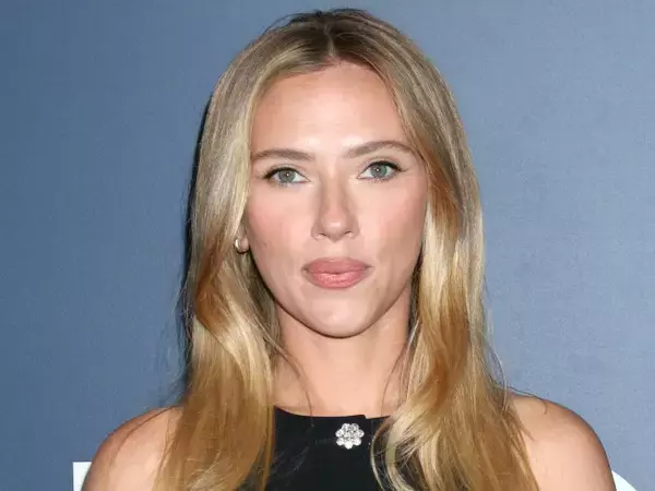 カンヌでスタンディングオベーション受ける中、監督が不在のスカーレット・ヨハンソンに電話→『エクソシスト』撮影中でつながらず