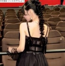 中村雅俊の美人娘36歳、ドレス姿が「綺麗すぎる」「スタイル抜群」　父の写真と2ショットも