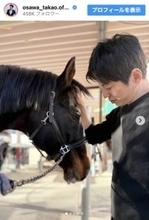 大沢たかお、馬にそっと寄り添う姿に「優しさが溢れてます」「王騎様と凰みたい」と反響