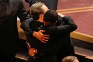 20秒以上…レオナルド・ディカプリオ、オスカー受賞のマイケル・B・ジョーダンと熱い抱擁 「これぞ勝者と敗者の正しい姿」と反響