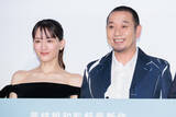 「綾瀬はるか、肩出しブラックドレスで登場　千鳥・大悟は膝枕シーンを回顧「にやつかないのは相当すごいこと」」の画像1