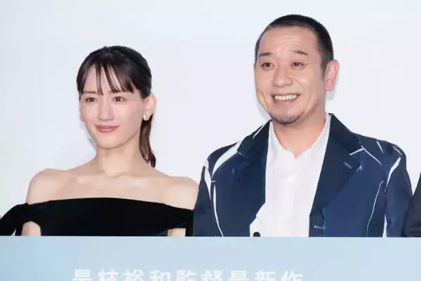 綾瀬はるか、肩出しブラックドレスで登場　千鳥・大悟は膝枕シーンを回顧「にやつかないのは相当すごいこと」