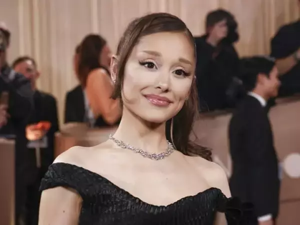 アリアナ・グランデ、復縁噂の元恋人とおそろいタトゥー　インスタグラムで2ショットも