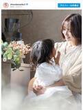 「篠田麻里子、4歳になった娘と記念撮影　幸せそうな親子ショットに「女神と天使ですね」」の画像1