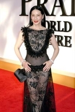 『チャーリーズ・エンジェル』俳優57歳、大胆なネイキッドドレス姿でプレミアに登場