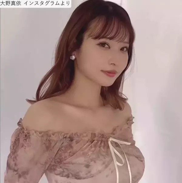 フォロワー130万の“日本一美しいドラマー”、ミニ丈オフショルダー姿が「魅力的」「スタイル抜群」　グラビアでも活躍中