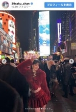 宮脇咲良、博多→NYへ　タイムズスクエアで貫録のお腹見せショット「2026年も最高に可愛い」「努力し続ける姿勢に尊敬」