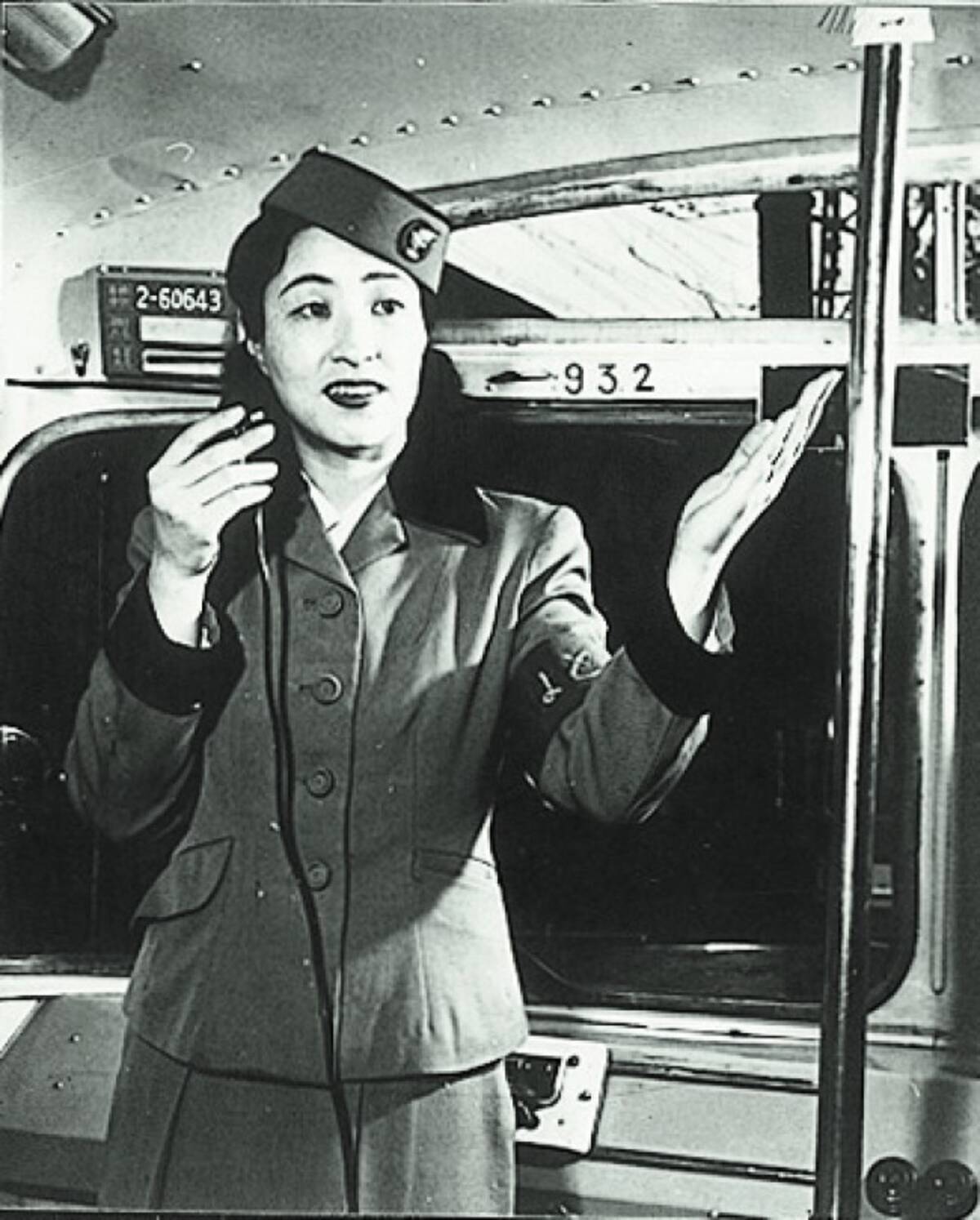 旅の思い出は バスガイドさん はとバス創業から現在に至る歴代ガイド制服を振り返る 12年9月19日 エキサイトニュース