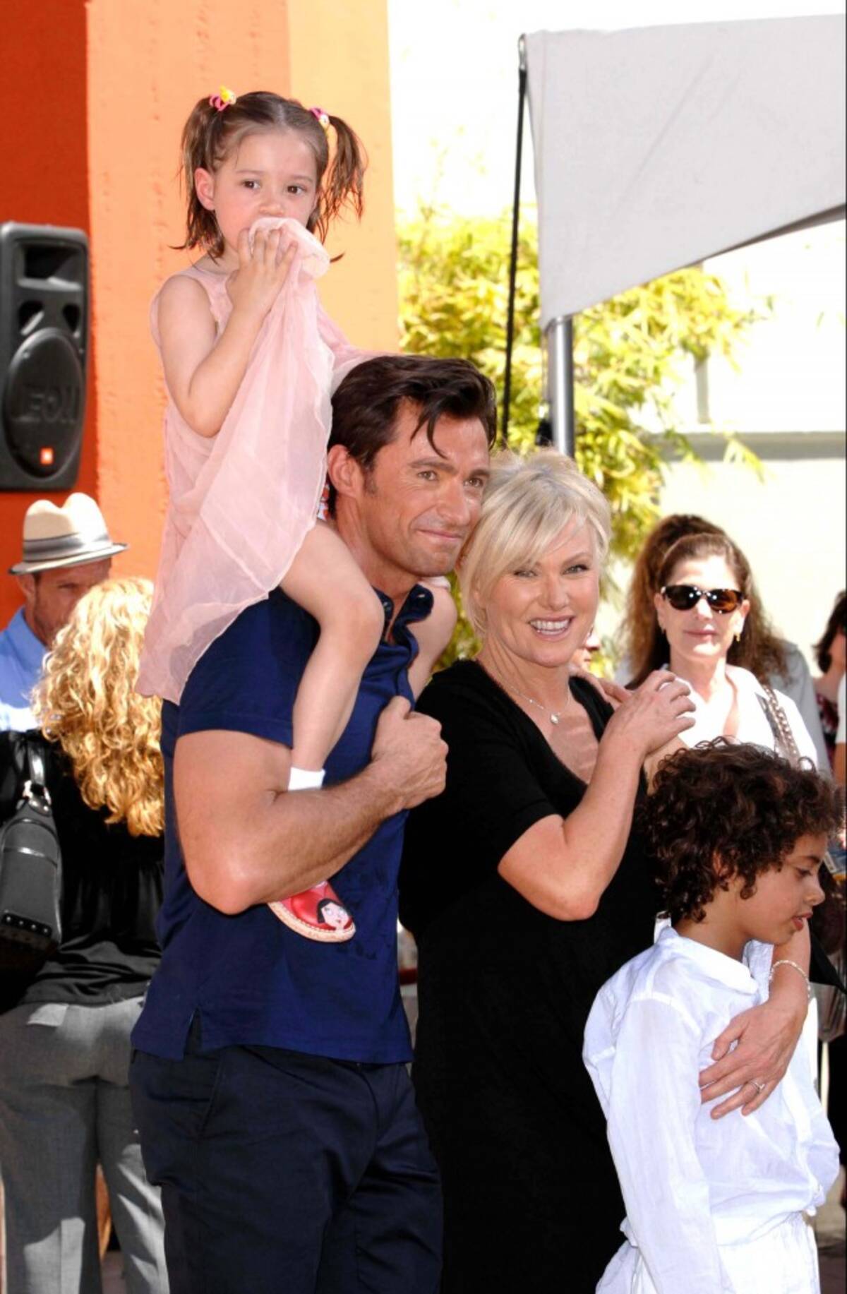 ヒュー ジャックマン 8歳で母親に捨てられた過去を激白 12年10月25日 エキサイトニュース