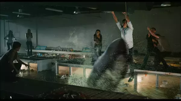 人喰いサメ、カニ、殺人鬼が襲いかかる『パニック・マーケット3D』公開決定