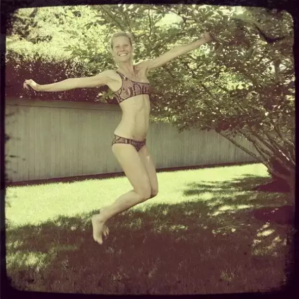 「最も美しい女性」グウィネス・パルトロウ、すっぴん＆ビキニ姿を披露