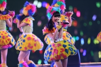 スタッフ600人以上参加で『恋するフォーチュンクッキー』を披露