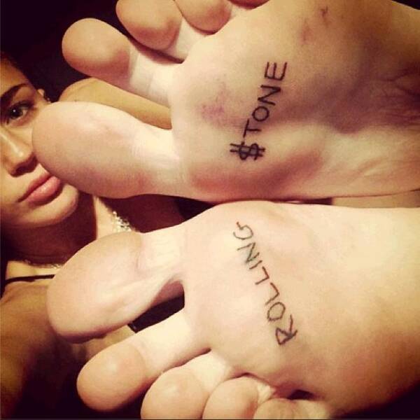 マイリー サイラス あの有名な雑誌名のタトゥーを足裏に 13年9月25日 エキサイトニュース マイリー サイラス あの有名な雑誌名のタトゥーを足裏に 13年9月25日 エキサイトニュース