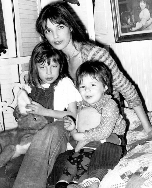 女優ジェーン バーキンの娘 写真家のケイト バリーが死去 13年12月13日 エキサイトニュース