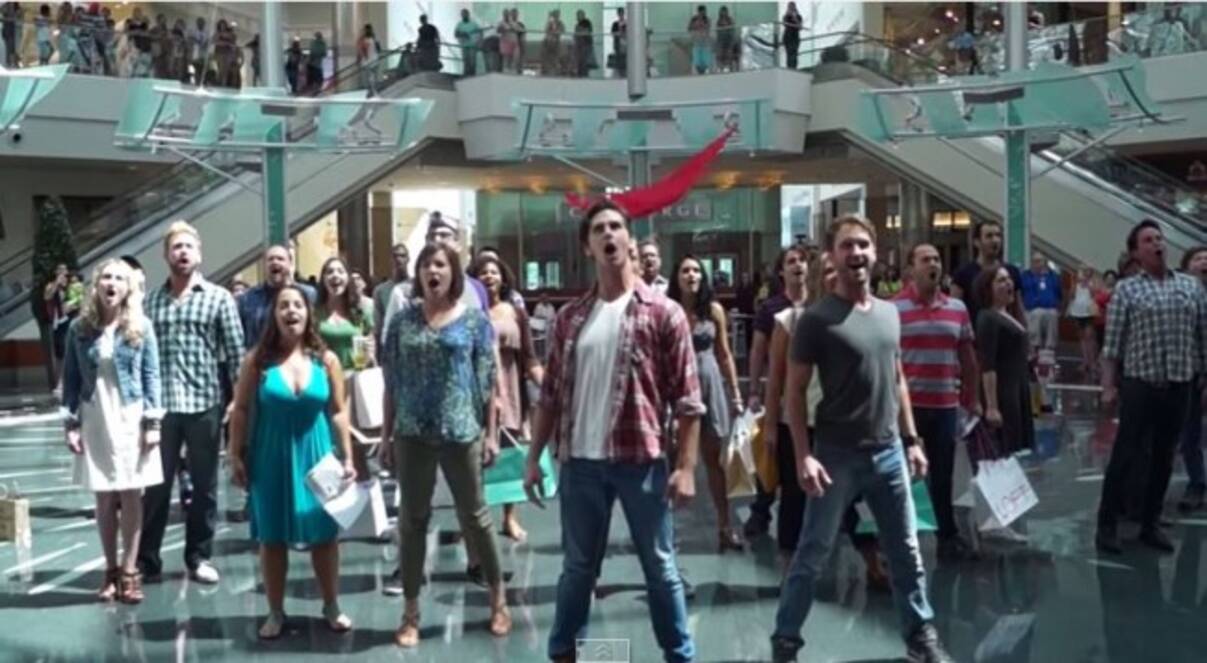 なんて贅沢な 舞台 レ ミゼラブル のキャストによるフラッシュモブが感動的 14年9月6日 エキサイトニュース