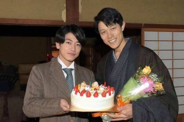 鈴木亮平 最愛の弟 佐藤健と2ショット 天皇の料理番 現場で誕生日サプライズ 15年3月26日 エキサイトニュース