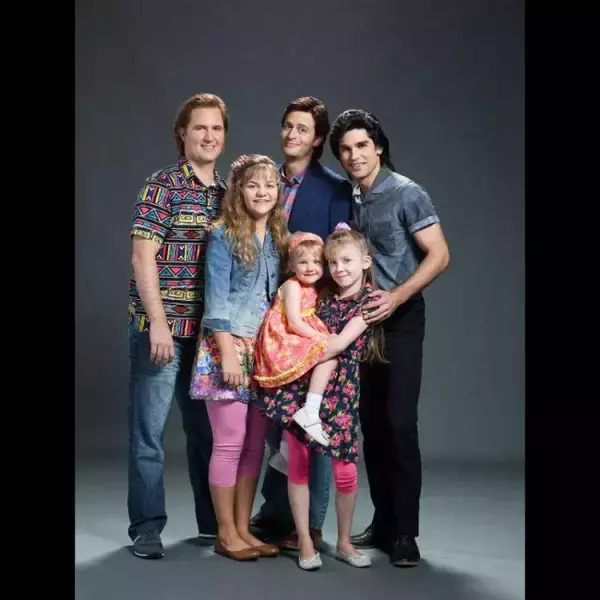 『フルハウス』舞台裏ドラマ、マイリー・サイラスの元恋人がジョン・ステイモス役に