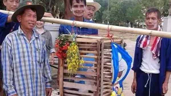 雨乞いの供え物に「ドラえもん」!?　干ばつのタイで伝統行事に変化