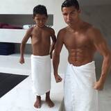 「クリスティアーノ・ロナウド、5歳の愛息子とダブルで肉体美を披露」の画像1