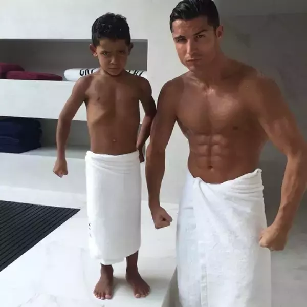 「クリスティアーノ・ロナウド、5歳の愛息子とダブルで肉体美を披露」の画像