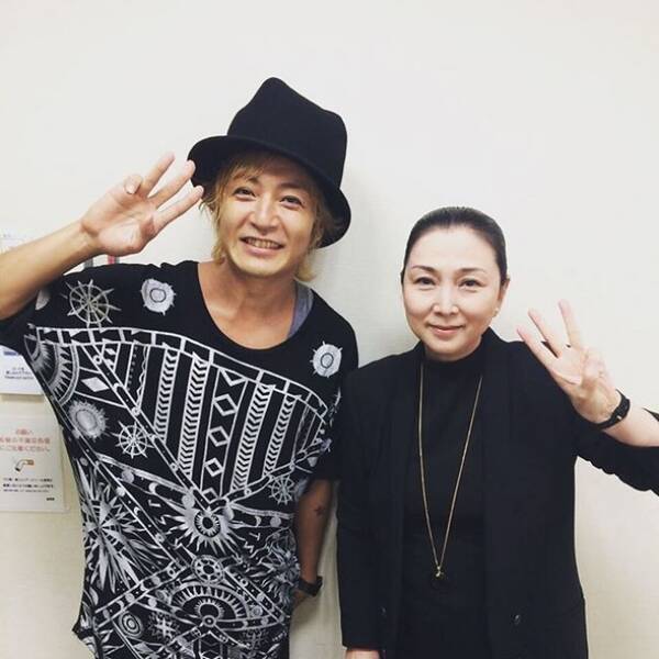 つるの剛士 憧れの女優 梶芽衣子と2ショット フィギュアも持ってる 大興奮 15年8月28日 エキサイトニュース