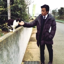 竹野内豊、猫とじゃれあう姿に「癒されます」　新ドラマ撮影現場オフショットが公開