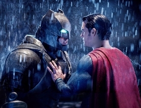 『バットマン vs スーパーマン』全米で記録的落ち込み　DCユニバース今後の行方