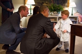 英ジョージ王子、ナイトガウンとパジャマ姿でオバマ大統領夫妻にご挨拶