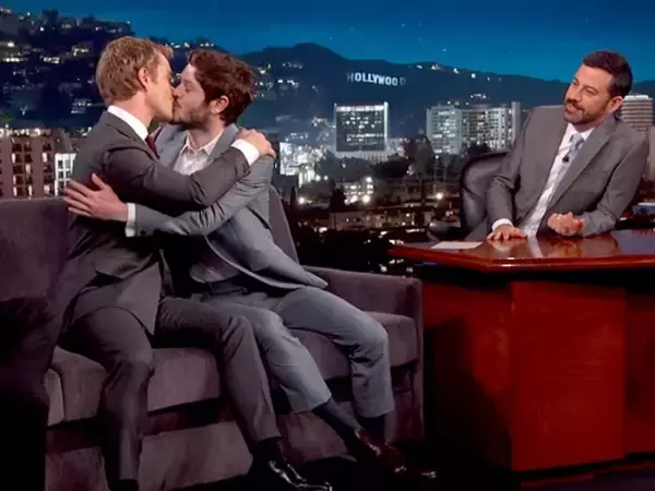 『ゲーム・オブ・スローンズ』宿敵ラムジーとシオンがキス!?