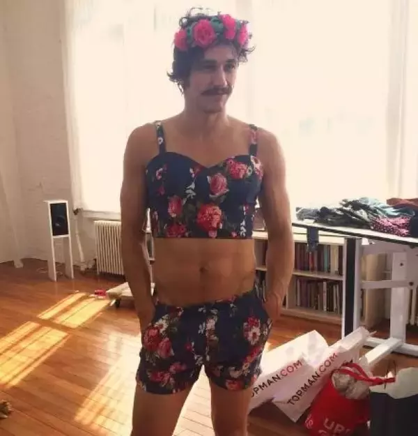 『スパイダーマン』俳優ジェームズ・フランコ、女装に目覚めた？ 花柄ビキニにご満悦