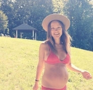 オリヴィア・ワイルド、美しいビキニ妊婦姿を披露　妊婦の健康支援を呼びかけ