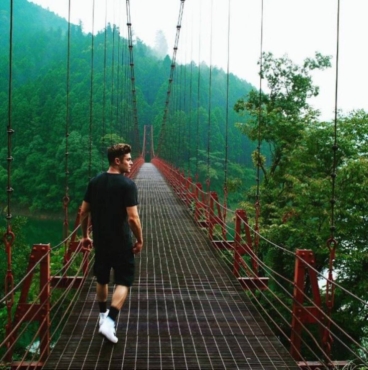 ザック エフロン 日本を満喫中 ドキュメンタリー撮影で来日 16年8月5日 エキサイトニュース