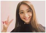 「佐々木希、丸メガネ＆ピースサイン姿に反響「可愛すぎる」」の画像1