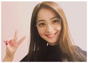佐々木希、丸メガネ＆ピースサイン姿に反響「可愛すぎる」